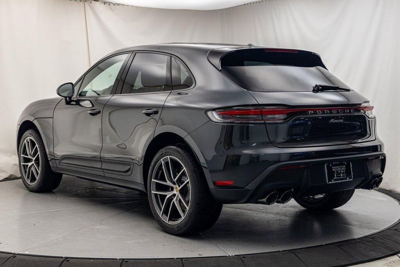 2025 Porsche Macan BaseImage 3