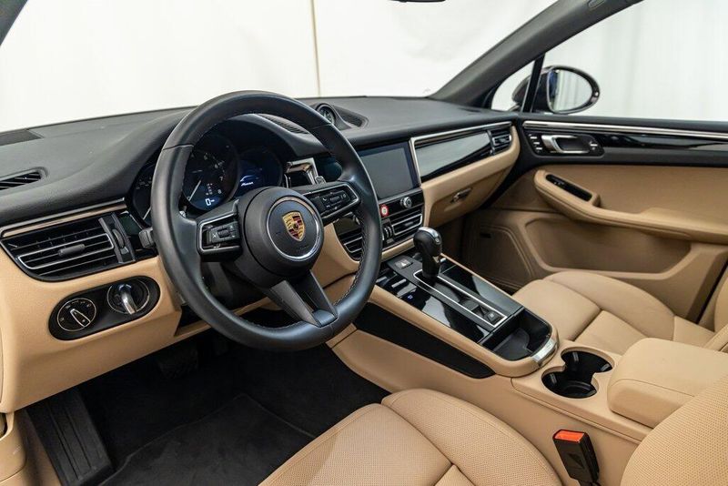 2024 Porsche Macan BaseImage 12