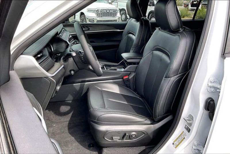 New 2026 Jeep Grand Cherokee L Limited 4x4Image 8