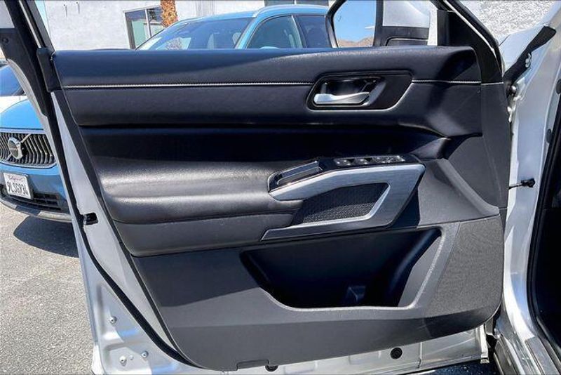 Used 2025 Nissan Pathfinder SLImage 22