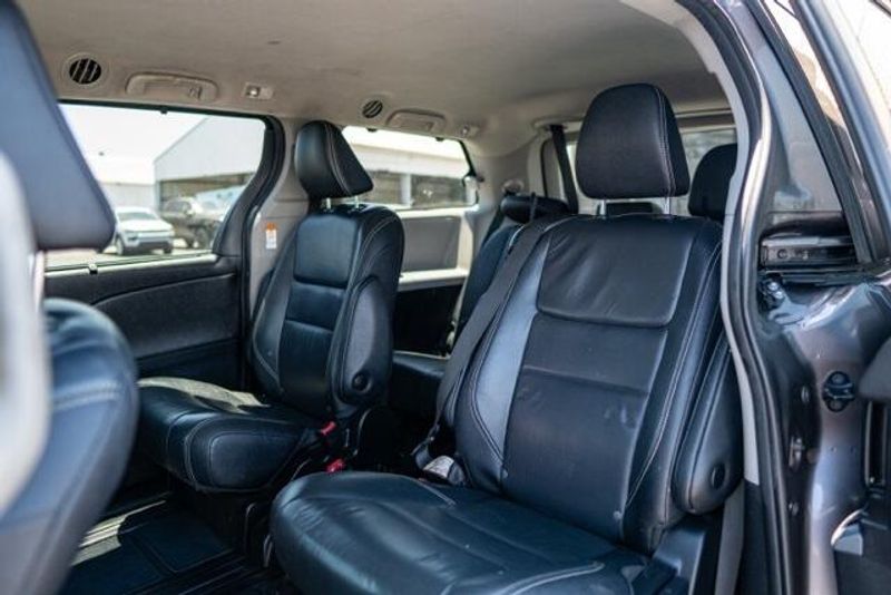 2019 Toyota Sienna SEImage 12