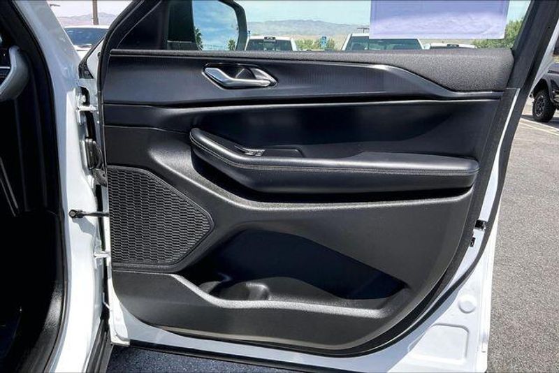 Used 2025 Jeep Grand Cherokee L LaredoImage 23