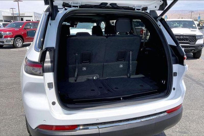 Used 2025 Jeep Grand Cherokee L LaredoImage 33