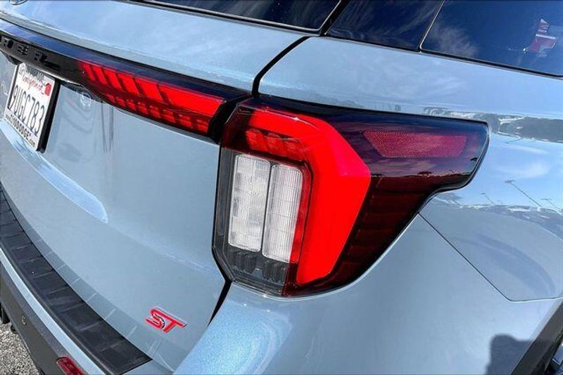 Used 2025 Ford Explorer STImage 28