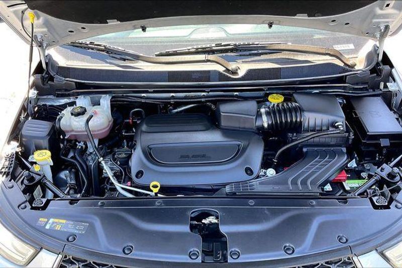 Used 2023 Chrysler Pacifica Touring LImage 9