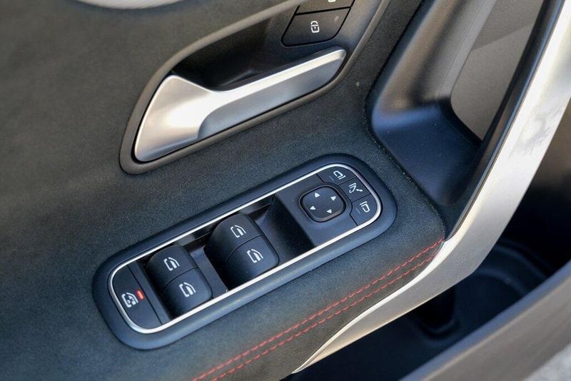 2022 Mercedes Benz CLA 250 photo 17
