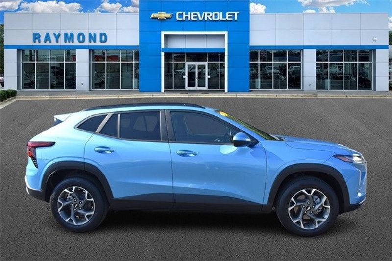 2025 Chevrolet Trax LTImage 2