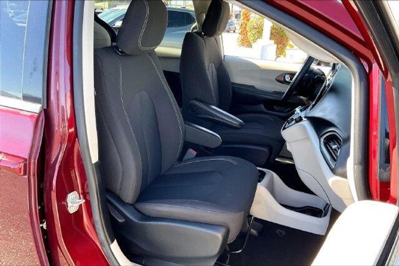Used 2023 Chrysler Voyager LXImage 6