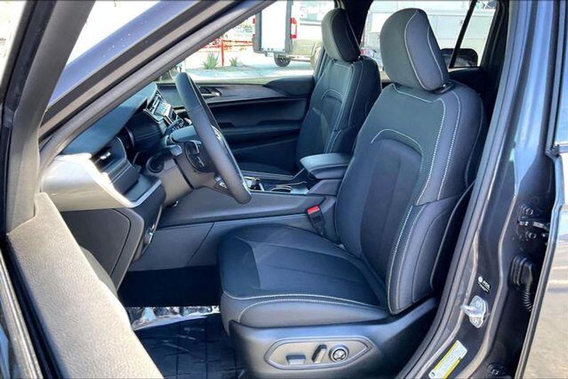 New 2026 Jeep Grand Cherokee Laredo X 4x4Image 8