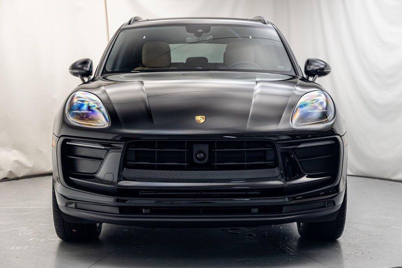 2025 Porsche Macan BaseImage 8