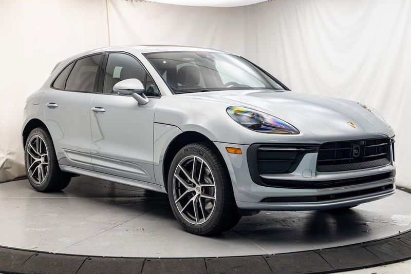 2025 Porsche Macan BaseImage 7