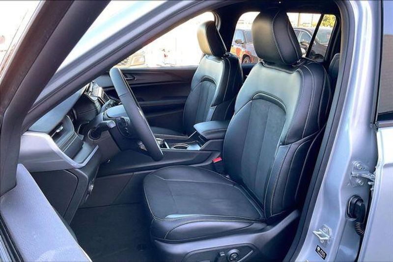 New 2025 Jeep Grand Cherokee L Altitude 4x2Image 8