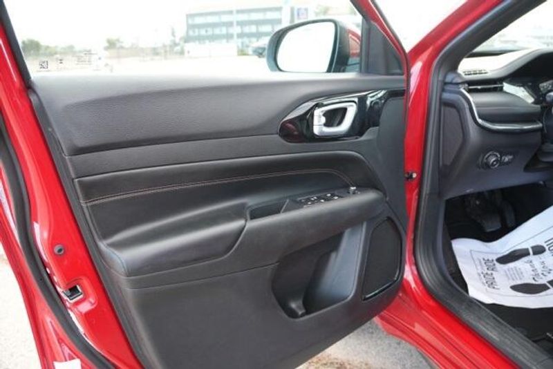 Used 2023 Jeep Compass LimitedImage 11