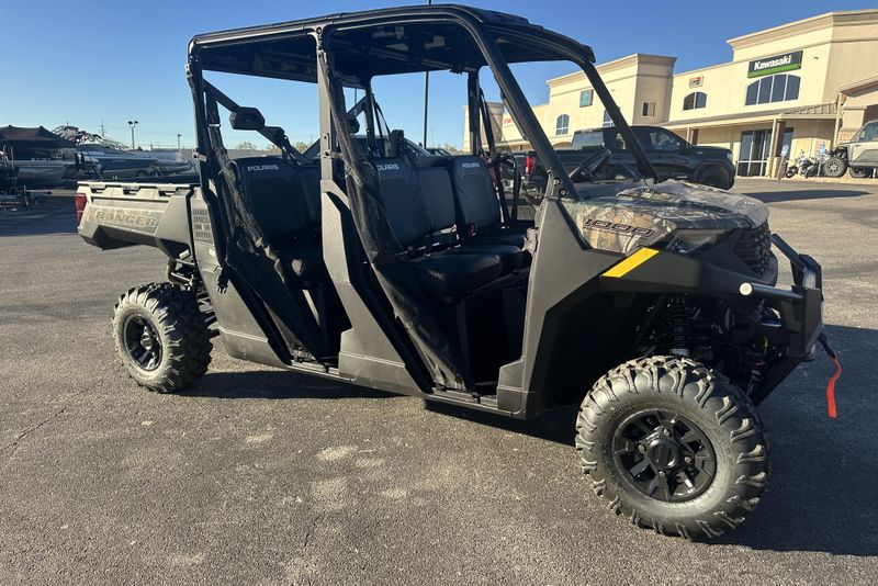 2025 POLARIS RANGER CREW 1000 PREMIUM PURSUIT CAMO in a POLARIS PURSUIT CAMO exterior color. Family PowerSports (877) 886-1997 familypowersports.com 