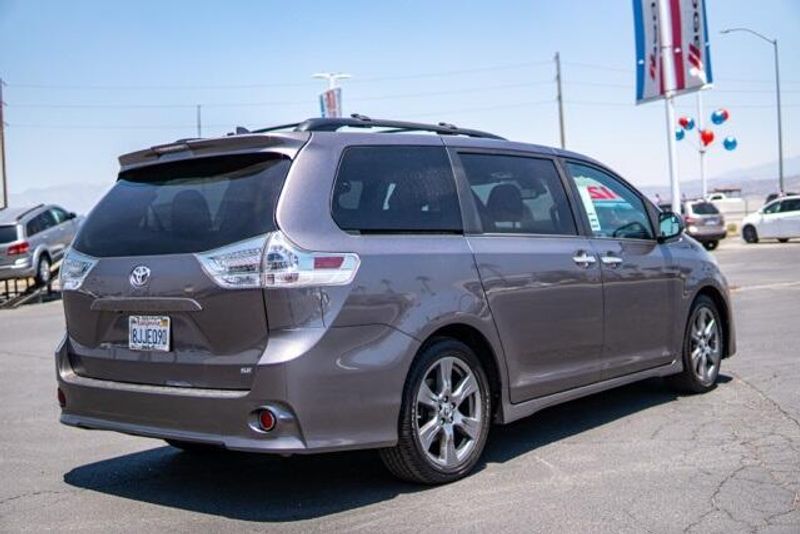 2019 Toyota Sienna SEImage 7