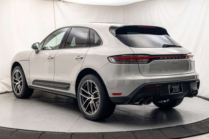 2025 Porsche Macan BaseImage 3