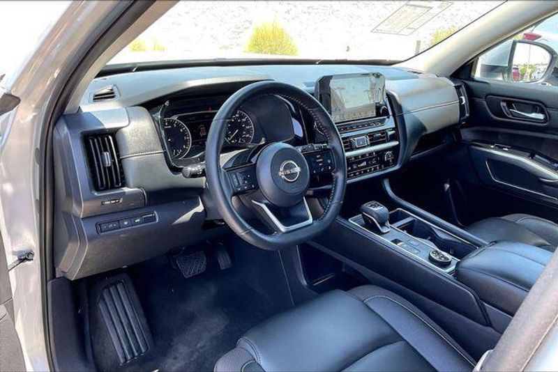 Used 2025 Nissan Pathfinder SLImage 14