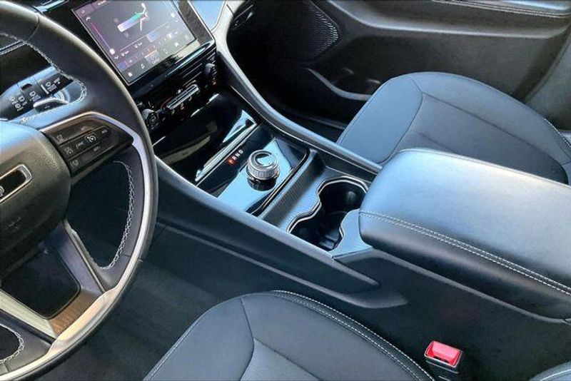 Used 2025 Jeep Grand Cherokee Laredo XImage 17