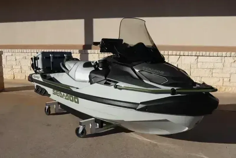 2025 SEADOO FISHPRO APEX 300 WITH SOUND SYSTEM IDF SHARK GREY AND NORI GREEN 