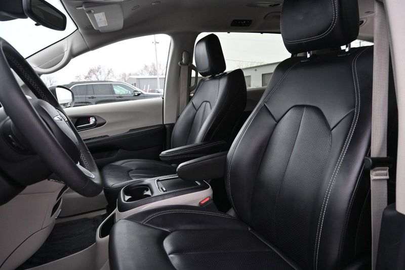 2023 Chrysler Pacifica Touring LImage 12