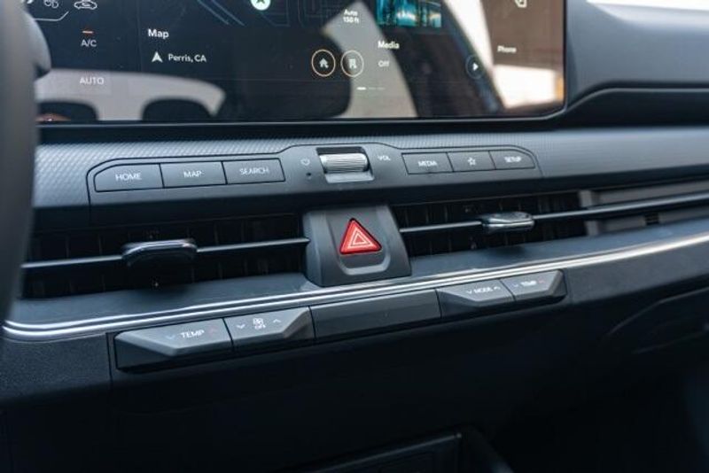 New 2025 Kia K4 GT-LineImage 18