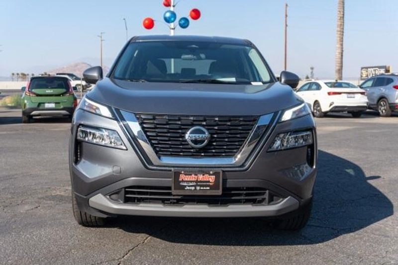 Used 2021 Nissan Rogue SVImage 2