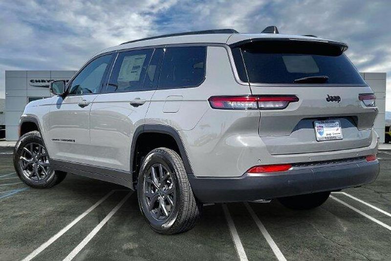 New 2027 Jeep Grand Cherokee L Laredo Altitude 4x2Image 2