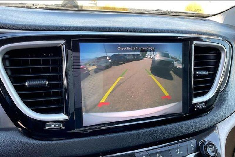 Used 2023 Chrysler Pacifica Touring LImage 21