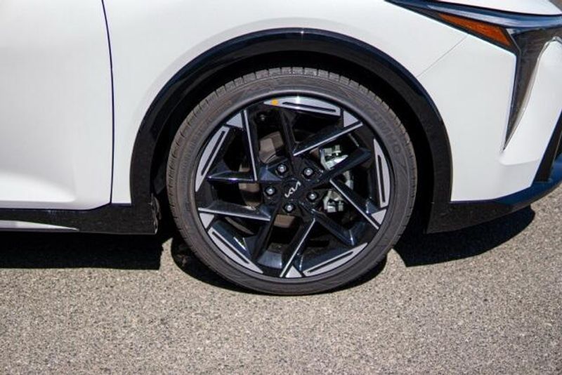 New 2025 Kia K4 GT-LineImage 9