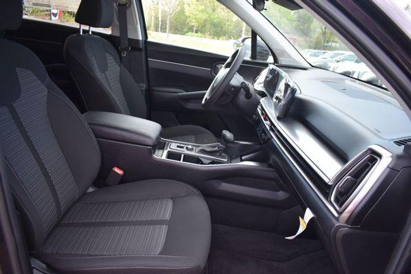 New 2025 Kia Sorento LXImage 13