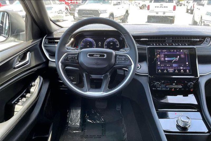 Used 2025 Jeep Grand Cherokee L LaredoImage 4