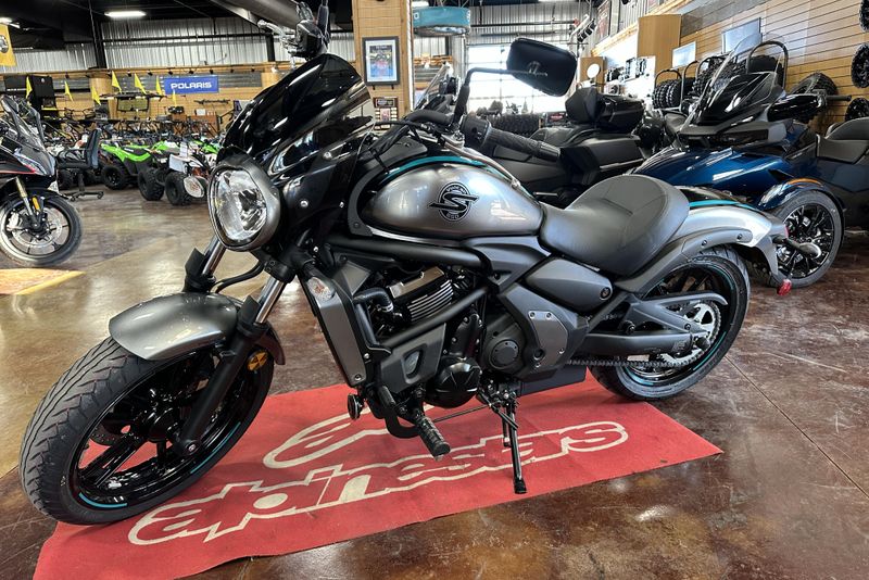 2025 KAWASAKI VULCAN S CAFE ABS  METALLIC MOONDUST GRAY AND METALLIC SPARK BLACK 
