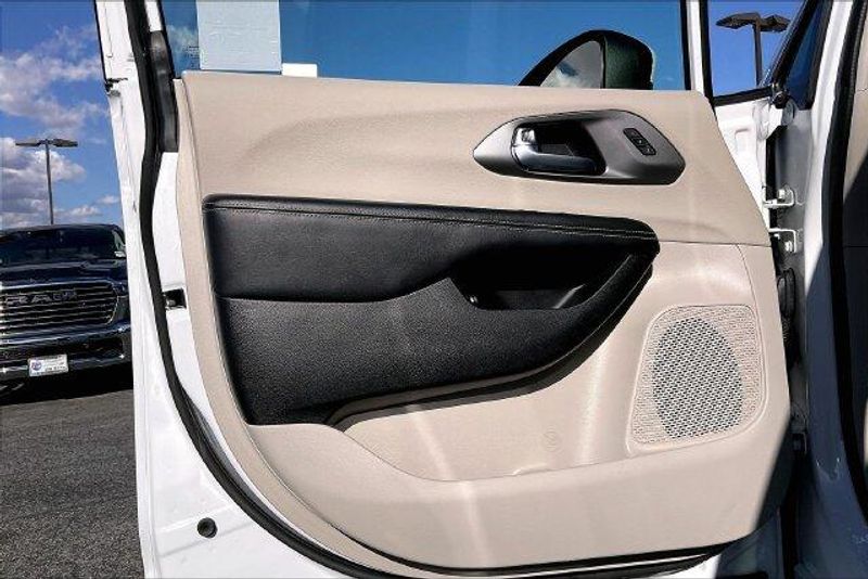 Used 2023 Chrysler Pacifica Hybrid Touring LImage 22