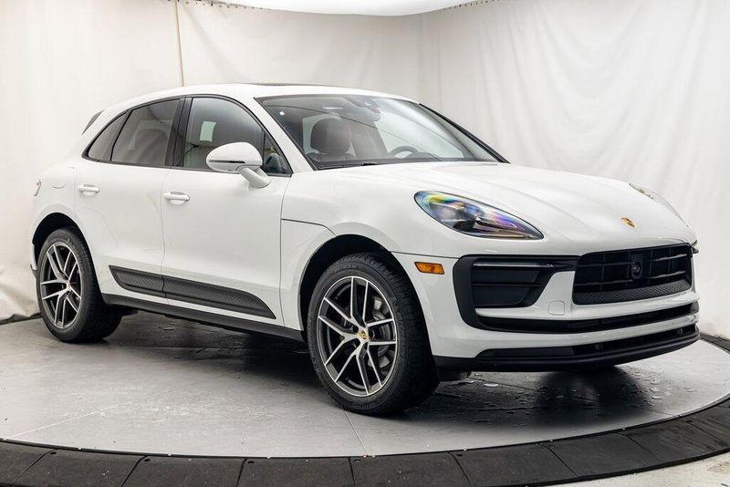 2025 Porsche Macan BaseImage 7