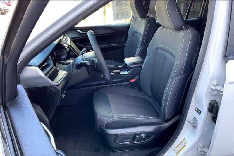 Used 2025 Jeep Grand Cherokee Laredo XImage 24