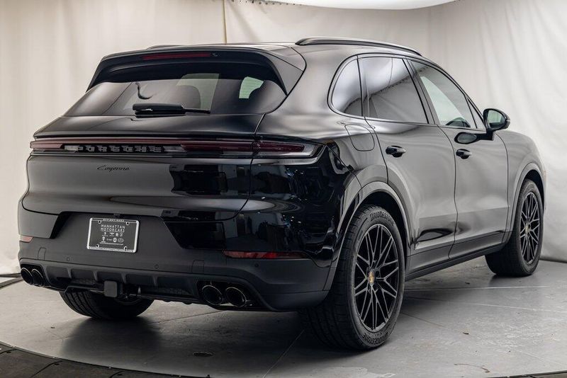 2024 Porsche Cayenne BaseImage 5