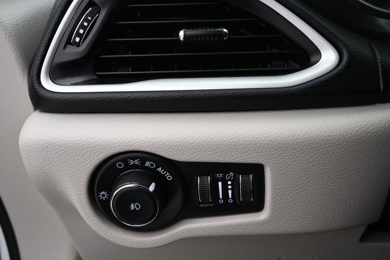 2023 Chrysler Pacifica Touring LImage 21