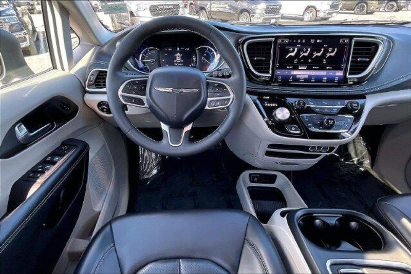 Used 2023 Chrysler Pacifica Hybrid Touring LImage 4