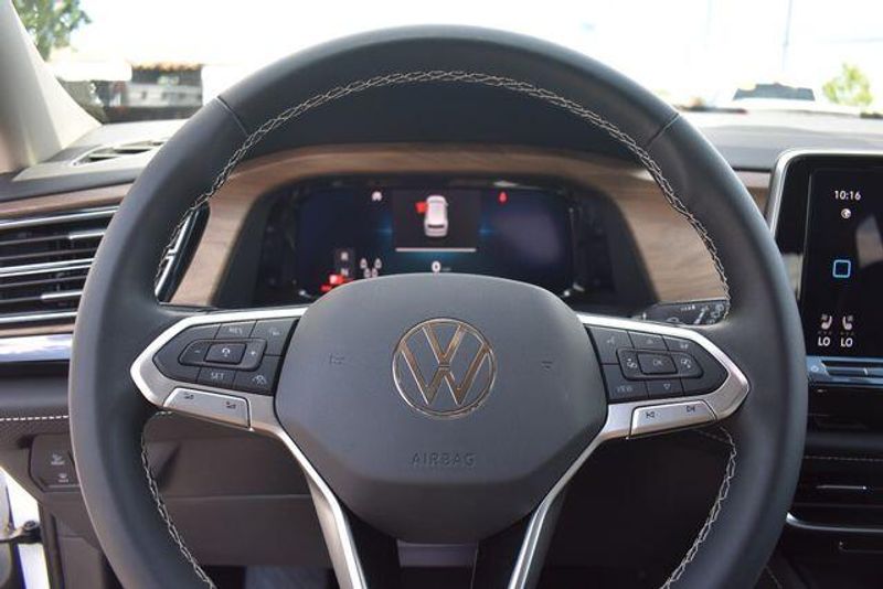 Used 2024 Volkswagen Atlas 2.0T SE w/TechnologyImage 30