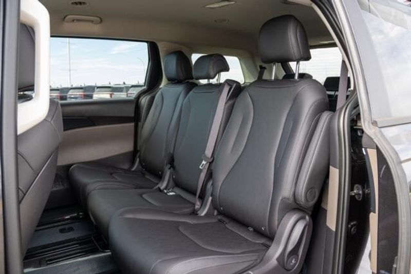 New 2026 Kia Carnival Hybrid EXImage 13
