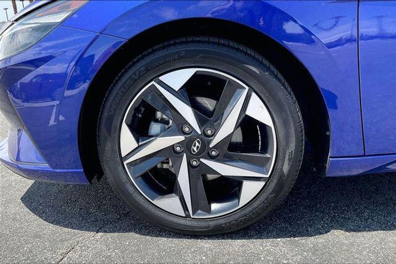 Used 2023 Hyundai Elantra SELImage 8