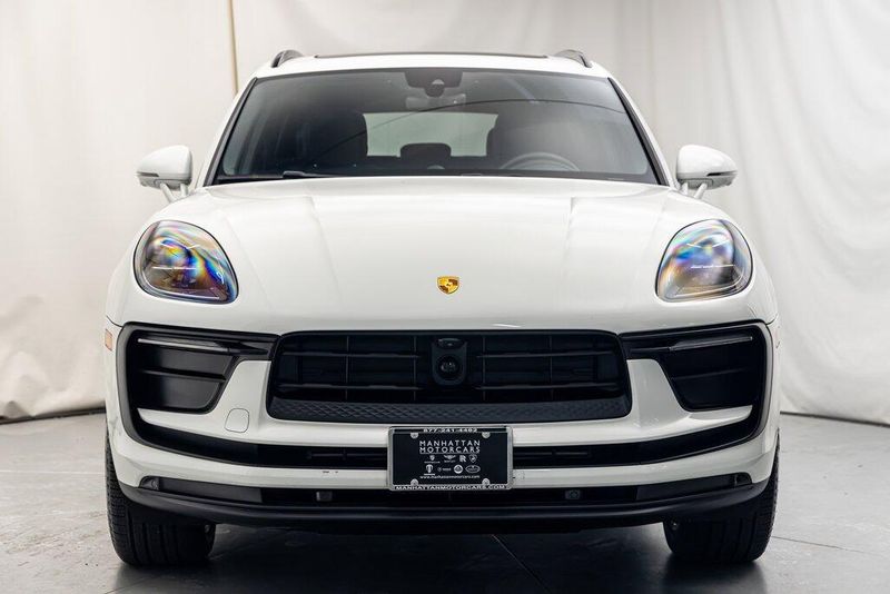 2024 Porsche Macan BaseImage 8