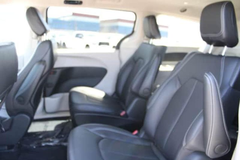 2024 Chrysler Pacifica Hybrid SelectImage 38