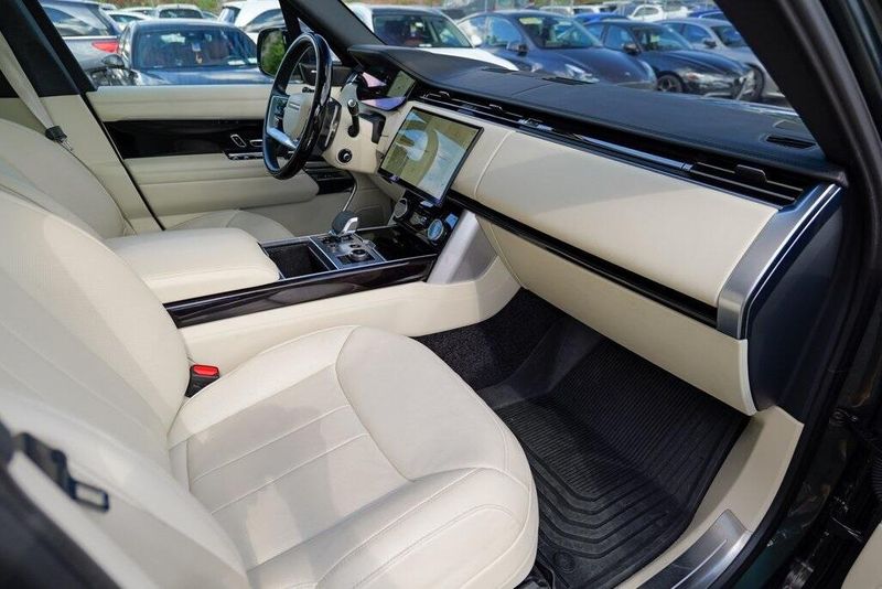 2023 Land Rover Range Rover SE photo 31