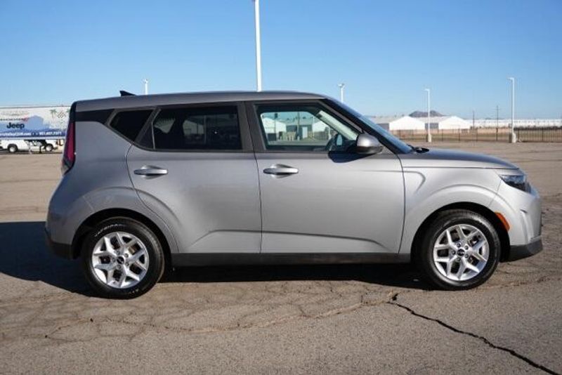 Used 2023 Kia Soul LXImage 8