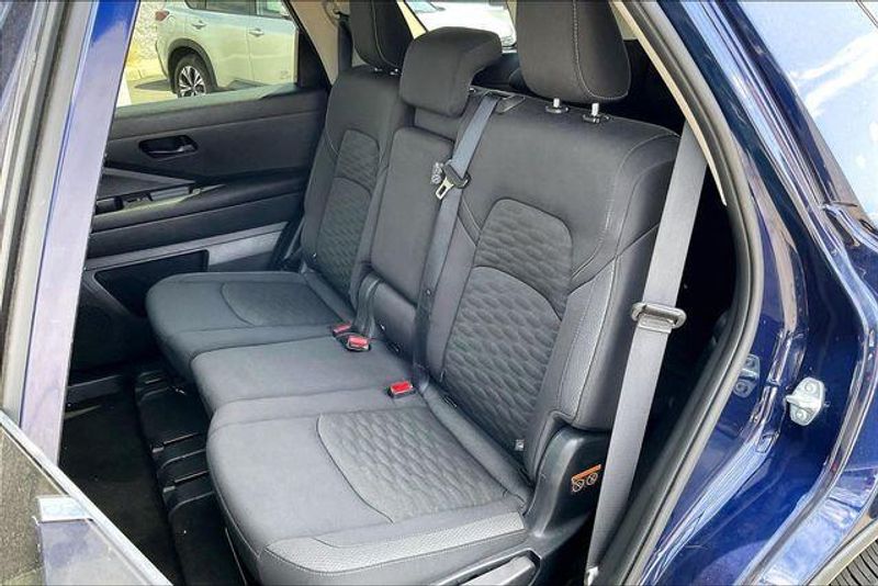Used 2025 Nissan Pathfinder SVImage 25