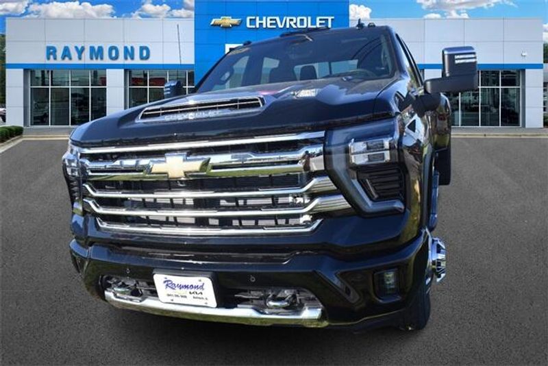 2025 Chevrolet Silverado 3500HD High CountryImage 8