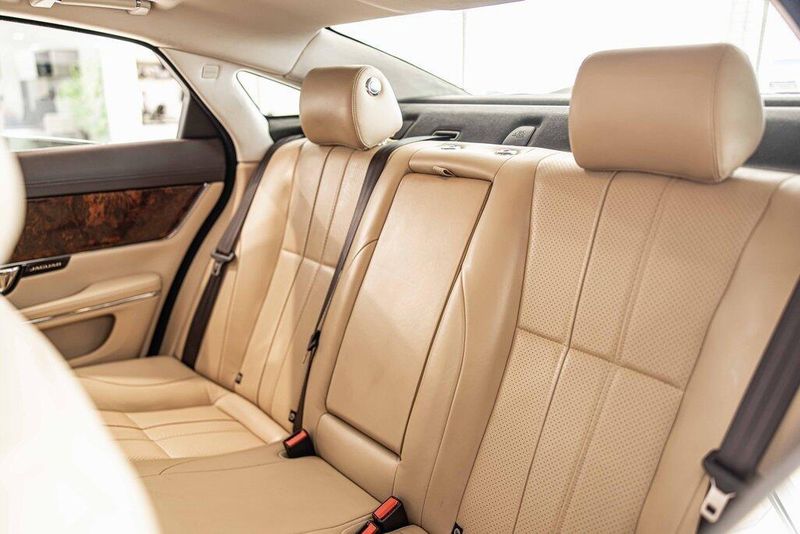 2015 Jaguar XJ Base photo 34