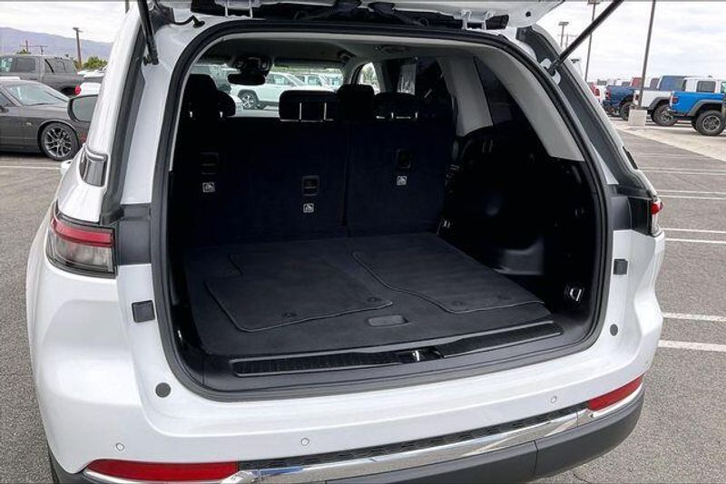 Used 2023 Jeep Grand Cherokee LaredoImage 33