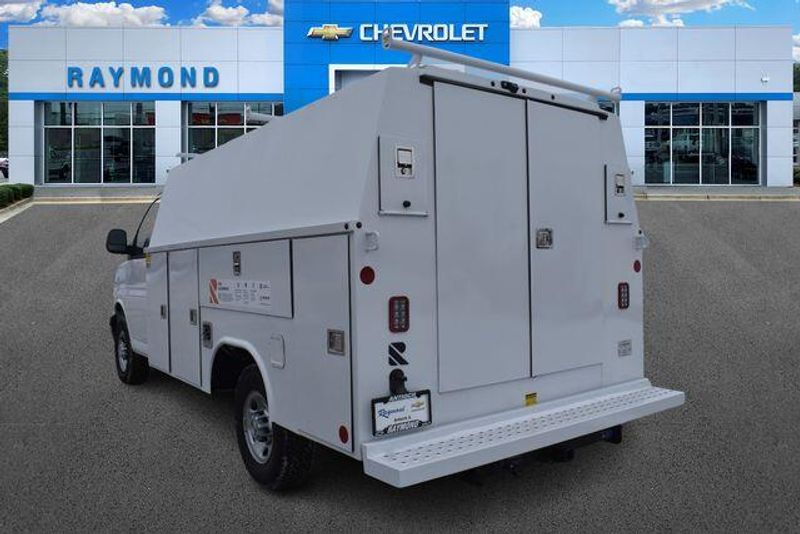 New 2025 Chevrolet Express 3500 Work VanImage 6